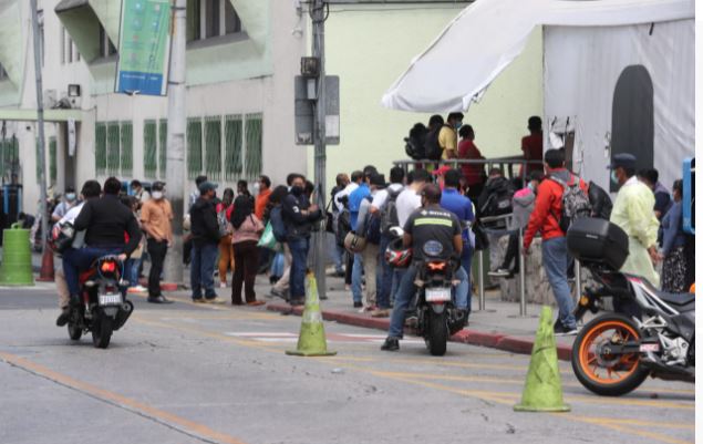 Guatemaltecos acuden a hospitales para hacerse la prueba de covid-19. (Foto Prensa Libre: Erick Ávila) 