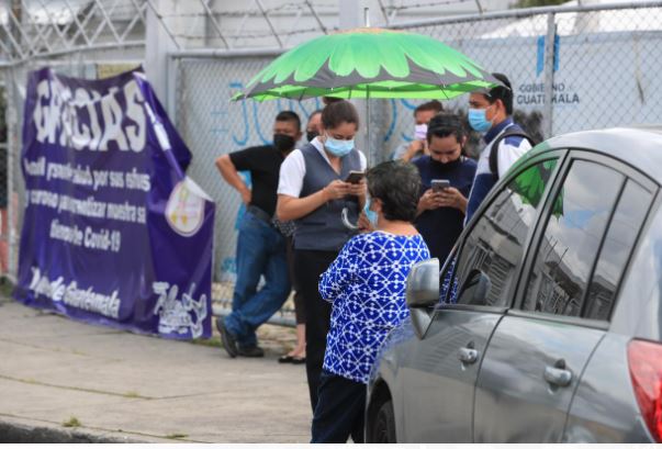 El gobierno analiza imponer restricciones ante el avance del covid-19. (Foto Prensa Libre: Elmer Vargas)