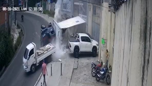 Pilotos y transeúntes escapan de ser embestidos por camión en Villa Nueva. 