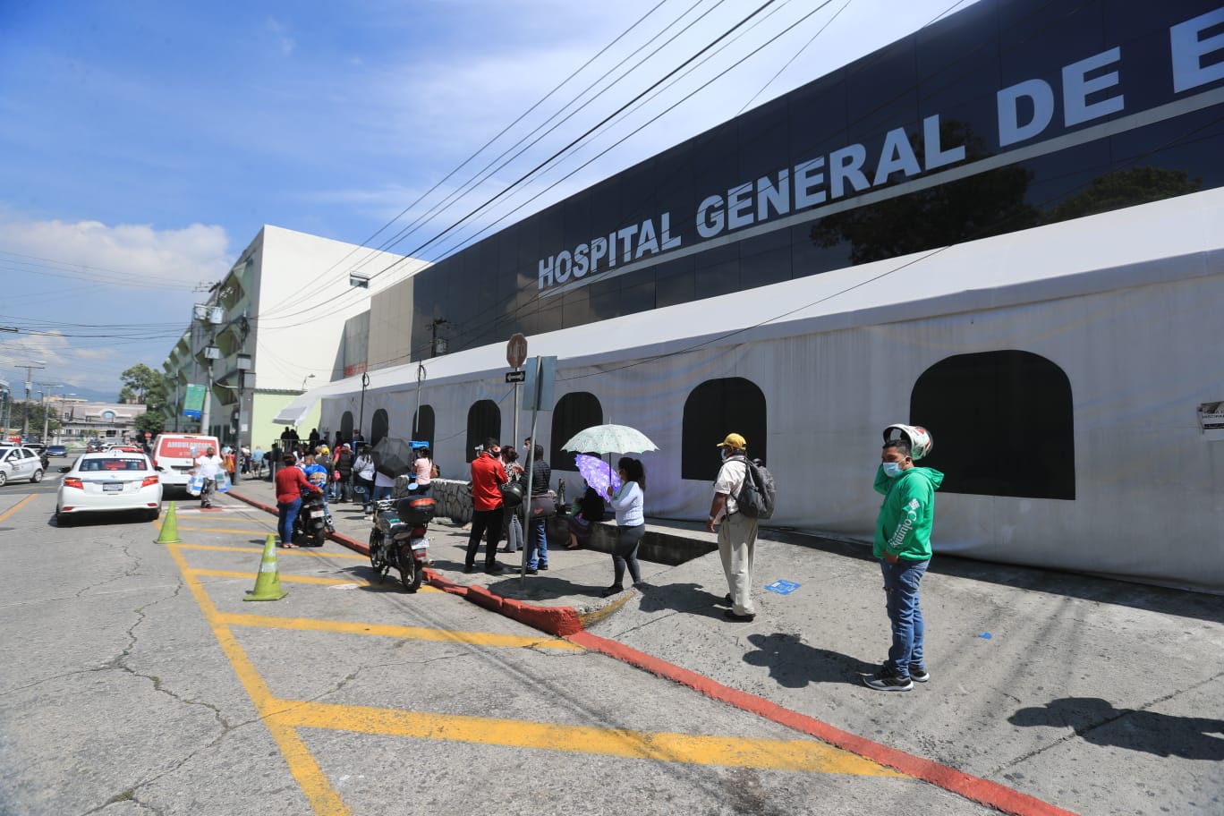 Guatemaltecos acuden a centros asistenciales para obtener resultados de pruebas para detectar coronavirus. (Foto Prensa Libre: Juan Diego González)