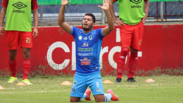 El delantero venezolano festeja con los brazos al aire el empate ante Municipal. (Foto Prensa Libre: FutbolerosGT)