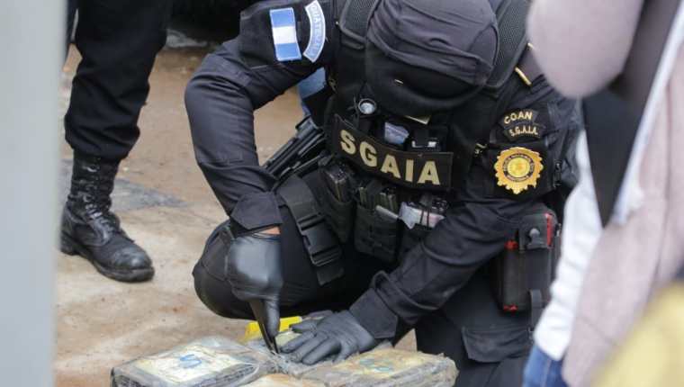 Agentes de la PNC contabilizaron 245 paquetes de cocaína que eran trasladados en un camión, durante un operativo en San José Pinula. (Foto Prensa Libre: PNC)