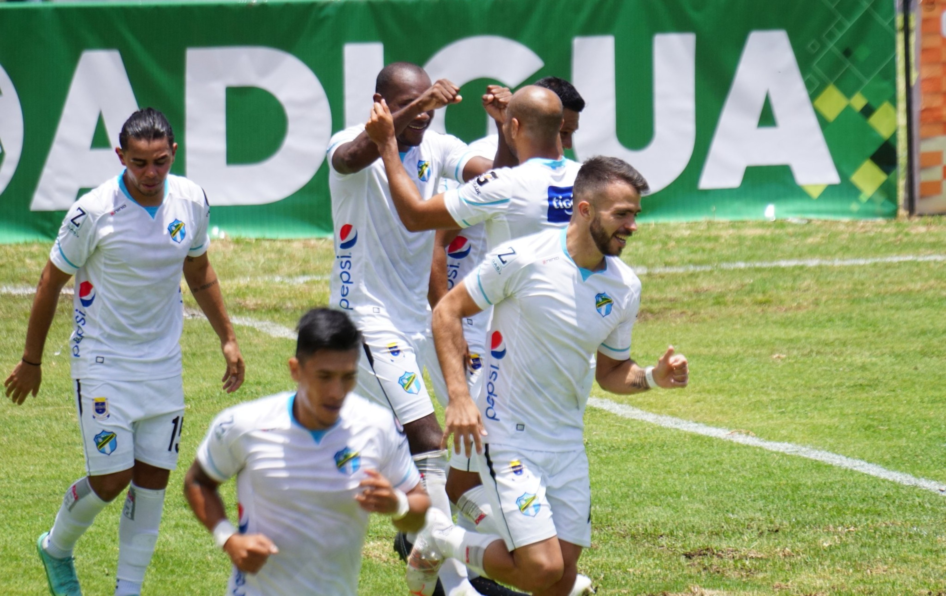 El ecuatoriano Juan Anangonó celebra el cuarto gol de Comunicaciones ante Sololá en el inicio del torneo Apertura 2021. Foto cortesía Andrés Nadf. 