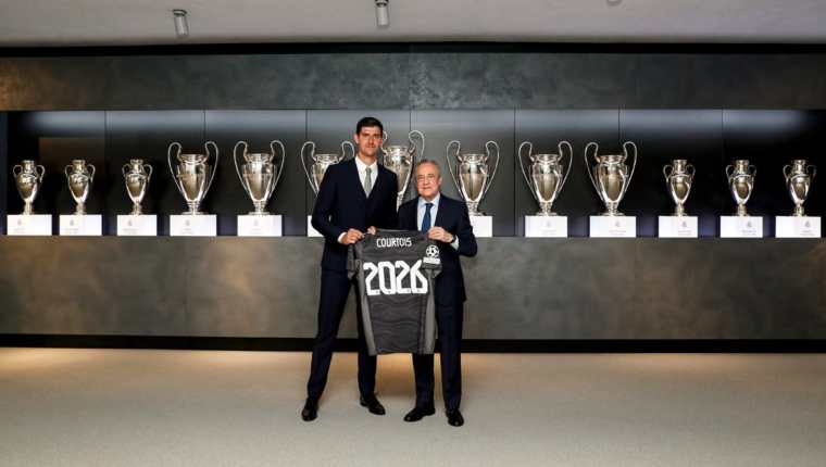 El guardameta belga, Thibaut Courtois posa junto con el presidente del Real Madrid, Florentino Pérez, después de haber ampliado su contrato al 2026. Foto 
@realmadrid
