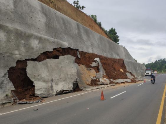 Derrumbe en el km 60 del libramiento de Chimaltenango. (Foto Prensa Libre: Conred)