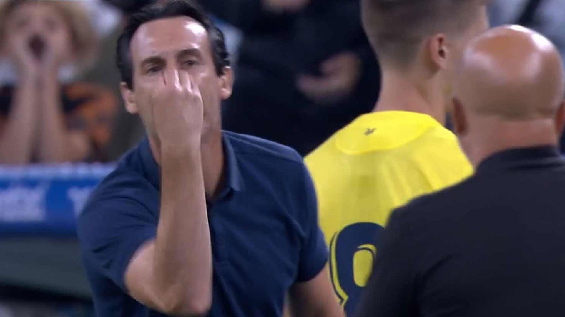 El técnico español, Unai Emery gesticula frente al argentino Jorge Sampaoli. (Foto Prensa Libre: Twitter captura)