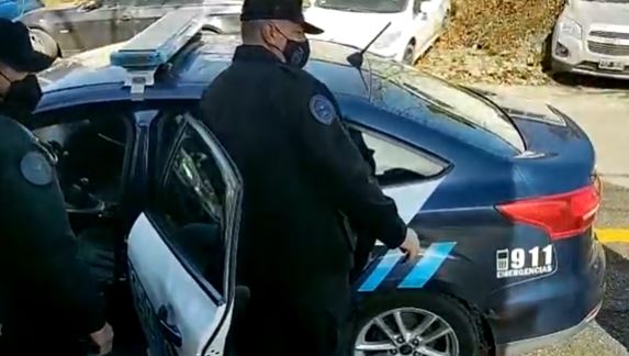 Expolicía señalado de haber violado a su hijastra durante ocho años se entrega a las autoridades y estos son los detalles