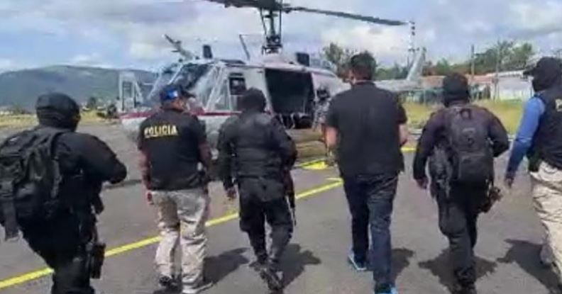 Extraditable capturado en Huehuetenango, es trasladado en helicóptero hacia la Torre de Tribunales de la capital. (Foto Prensa Libre: PNC) 