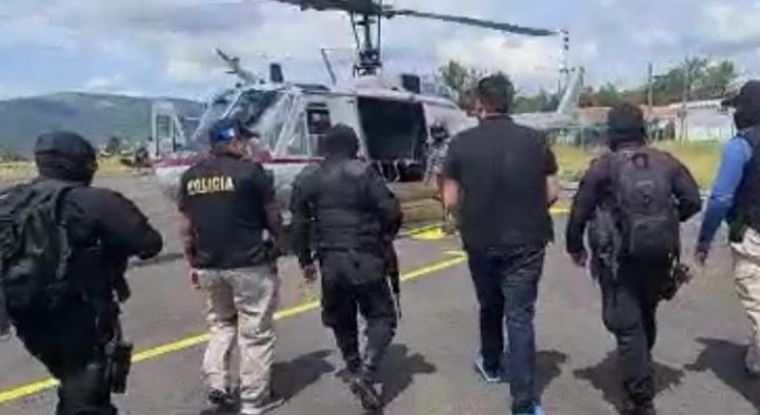 Extraditable capturado en Huehuetenango, es trasladado en helicóptero hacia la Torre de Tribunales de la capital. (Foto Prensa Libre: PNC) 