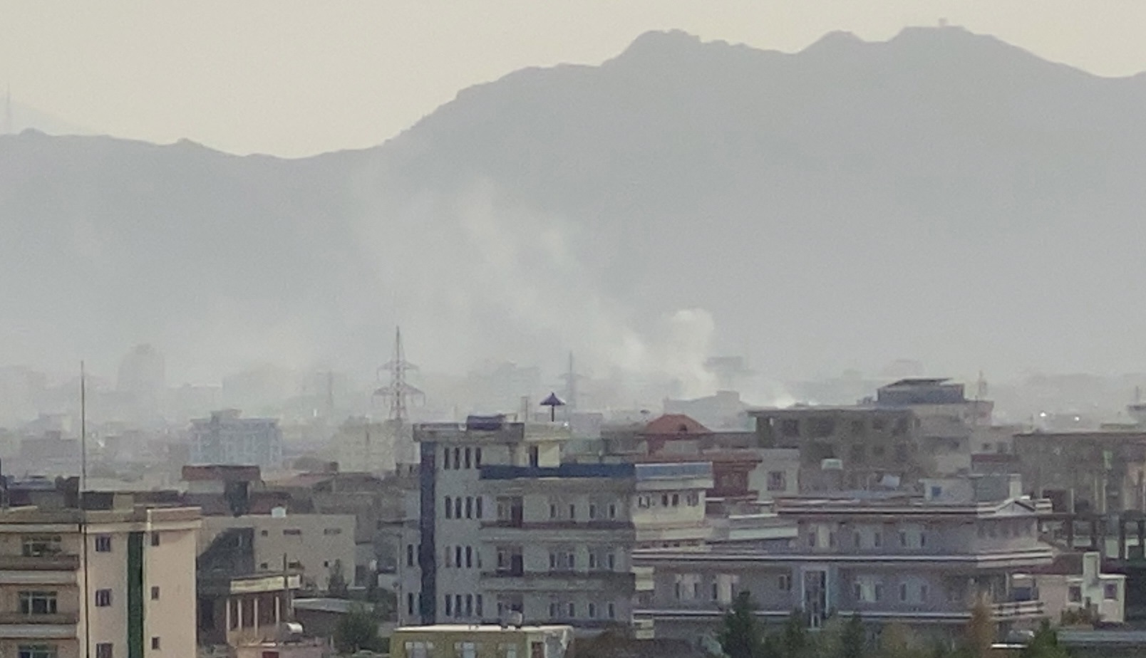 Ondas de humo en el lugar tras una explosión cerca del Aeropuerto Internacional Hamid Karzai, en Kabul, Afganistán. (Foto Prensa Libre: EFE)