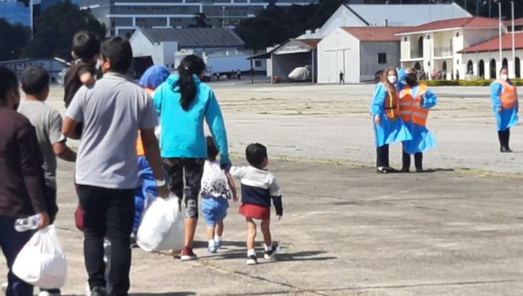 Arriba al país el primer vuelo de unidades familiares migrantes retornadas desde EE. UU.