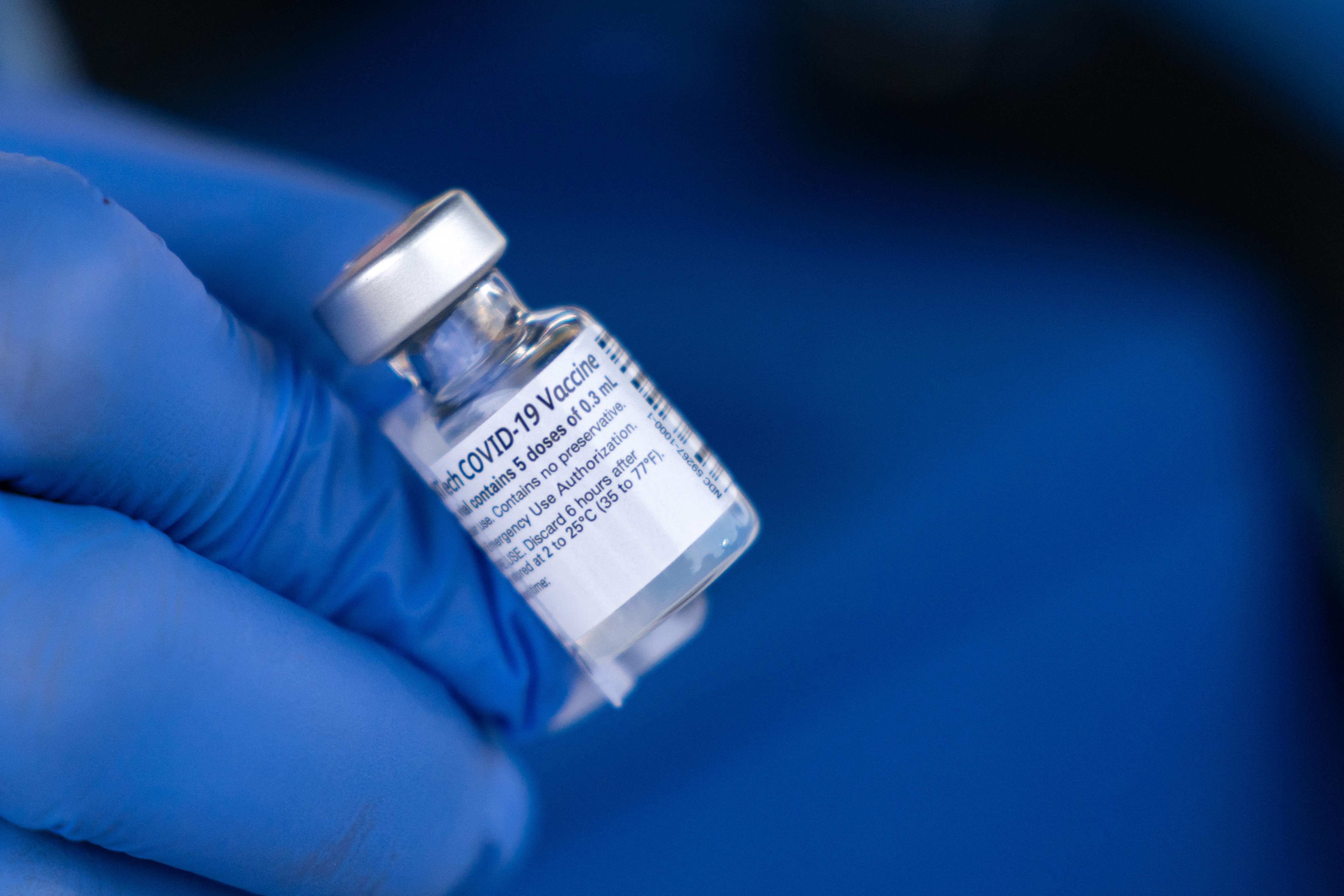 Las personas que sistemas inmunológicos debilitados podrán recibir una tercera dosis de refuerzo en EE. UU. (Foto Prensa Libre: AFP)