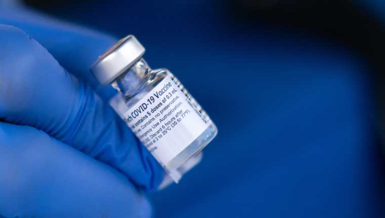 Las personas que sistemas inmunológicos debilitados podrán recibir una tercera dosis de refuerzo en EE. UU. (Foto Prensa Libre: AFP)
