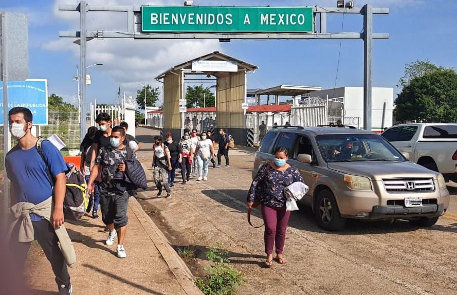 Migrantes centroamericanos cruzan el puesto fronterizo de El Carmen sin registrar su ingreso al país. (Foto: IGM)