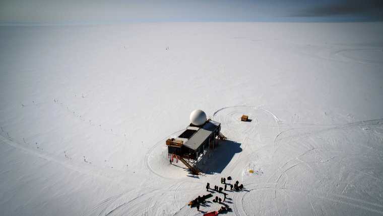Estación de investigación Summit, ubicada a más de tres kilómetros sobre el nivel del mar en la parte central de Groenlandia, el 15 de julio de 2015. (Foto Prensa Libre: Josh Haner/The New York Times).