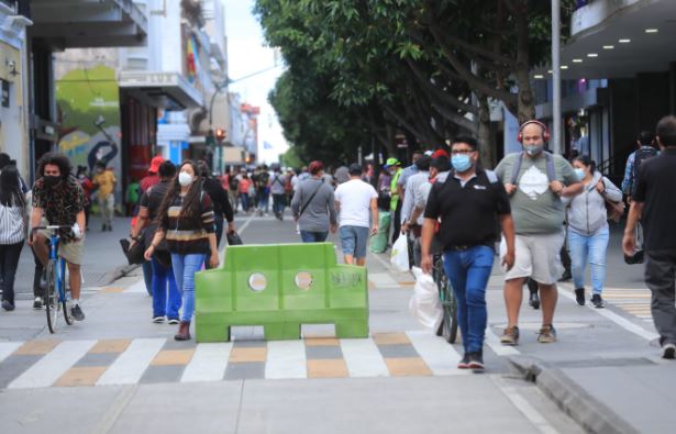 Guatemaltecos usan mascarilla para protegerse del covid-19, mientras el país ya supera las 11 mil muertes por la enfermedad. (Foto Prensa Libre: Juan Diego González)