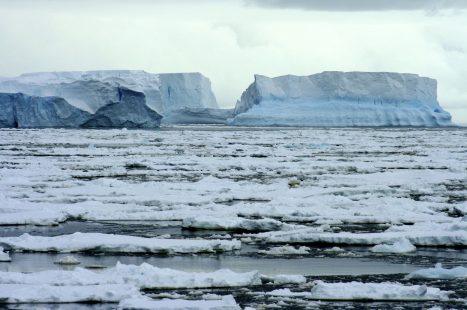 La temperatura se ha elevado constantemente en las últimas décadas en Groenlandia, lo cual ha causado periodos de deshielo que preocupan a ambientalistas. (Foto Prensa Libre: EFE)