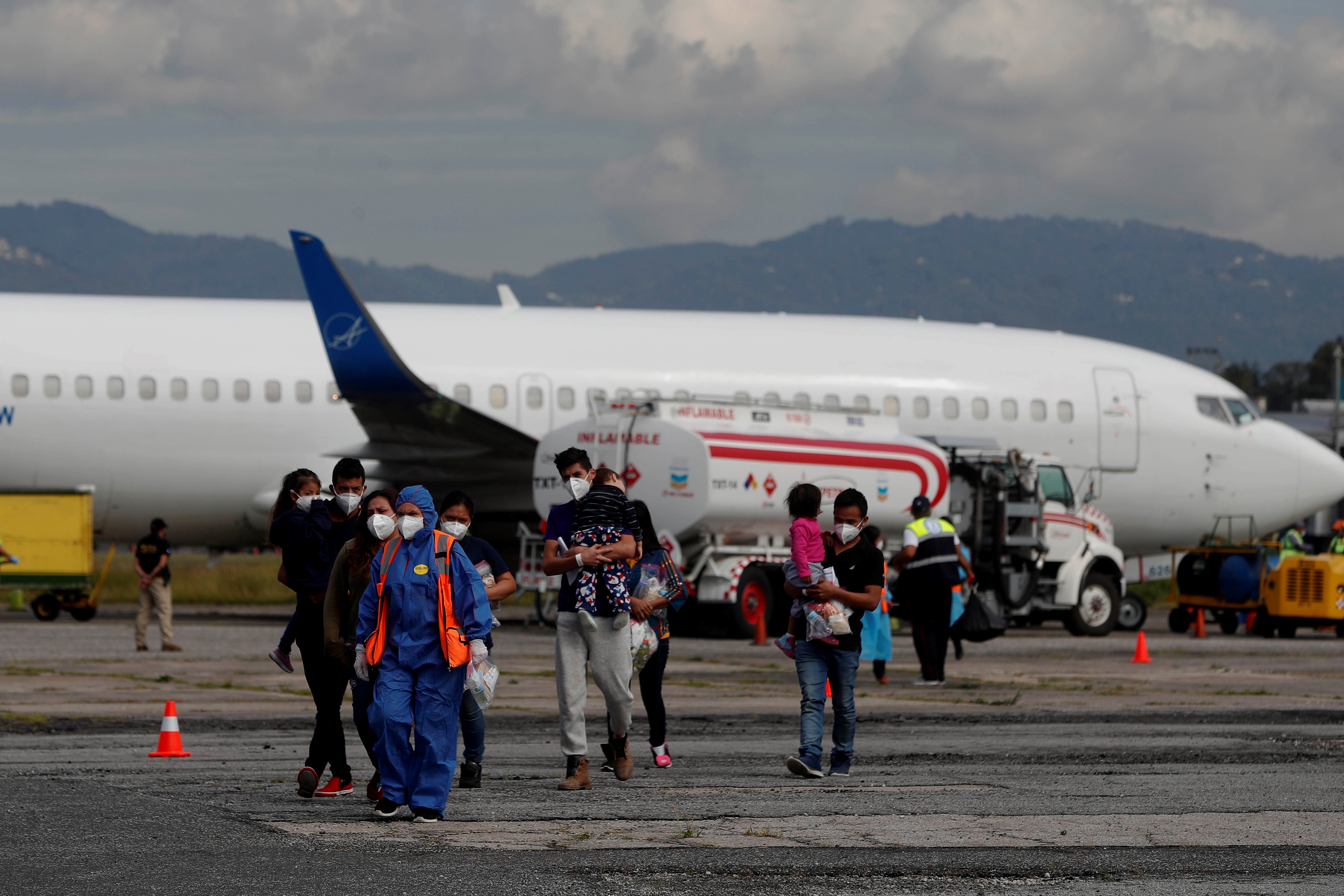 Familias migrantes guatemaltecas son retornadas desde Estados Unidos. (Foto Prensa Libre: EFE)
