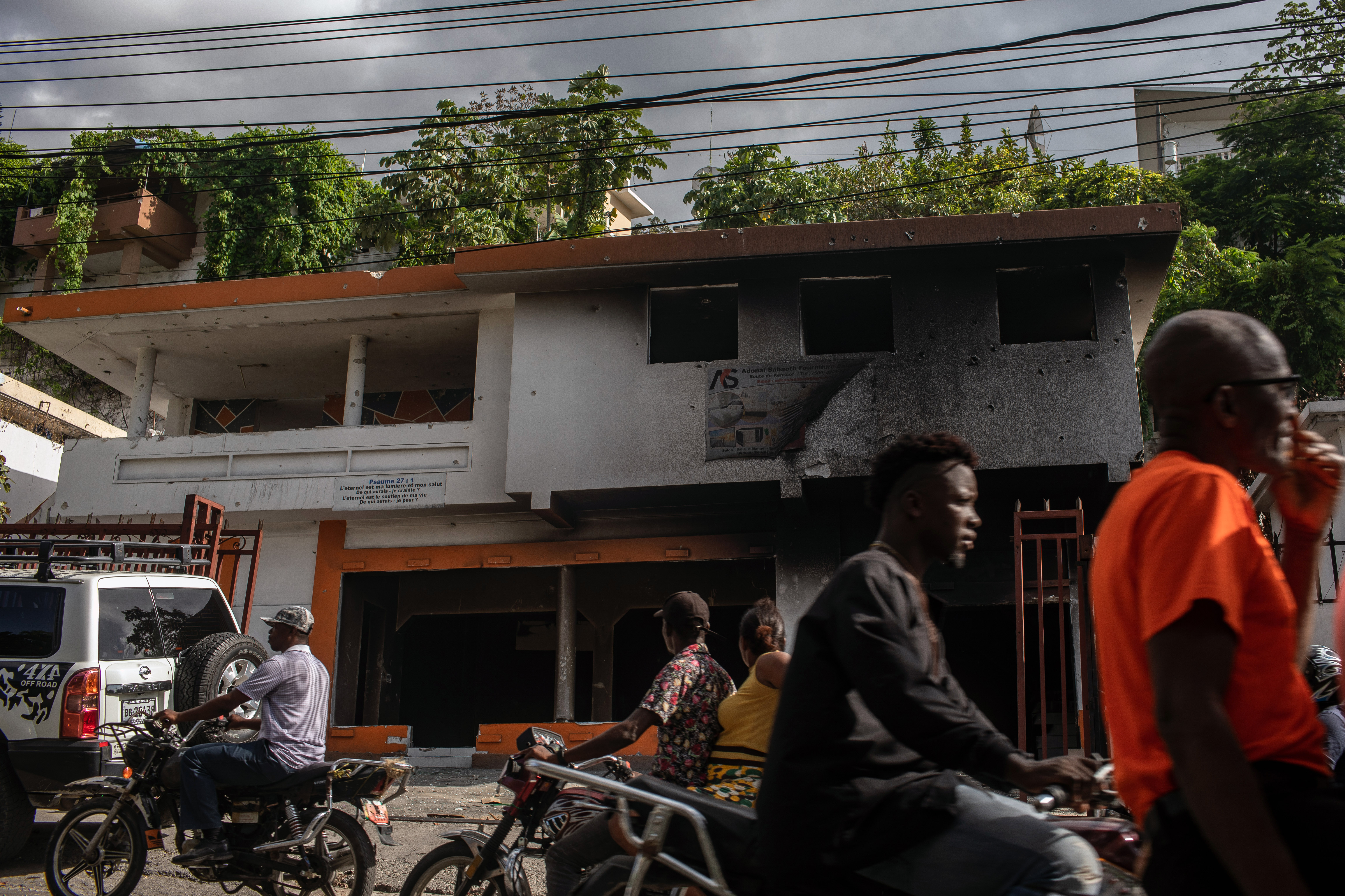 Agujeros de bala y hollín en la fachada de una casa de Puerto Príncipe donde, al parecer, se escondieron algunos de los acusados del asesinato de Moïse la noche en que fue abatido. (Foto Prensa Libre: Victor Moriyama para The New York Times)