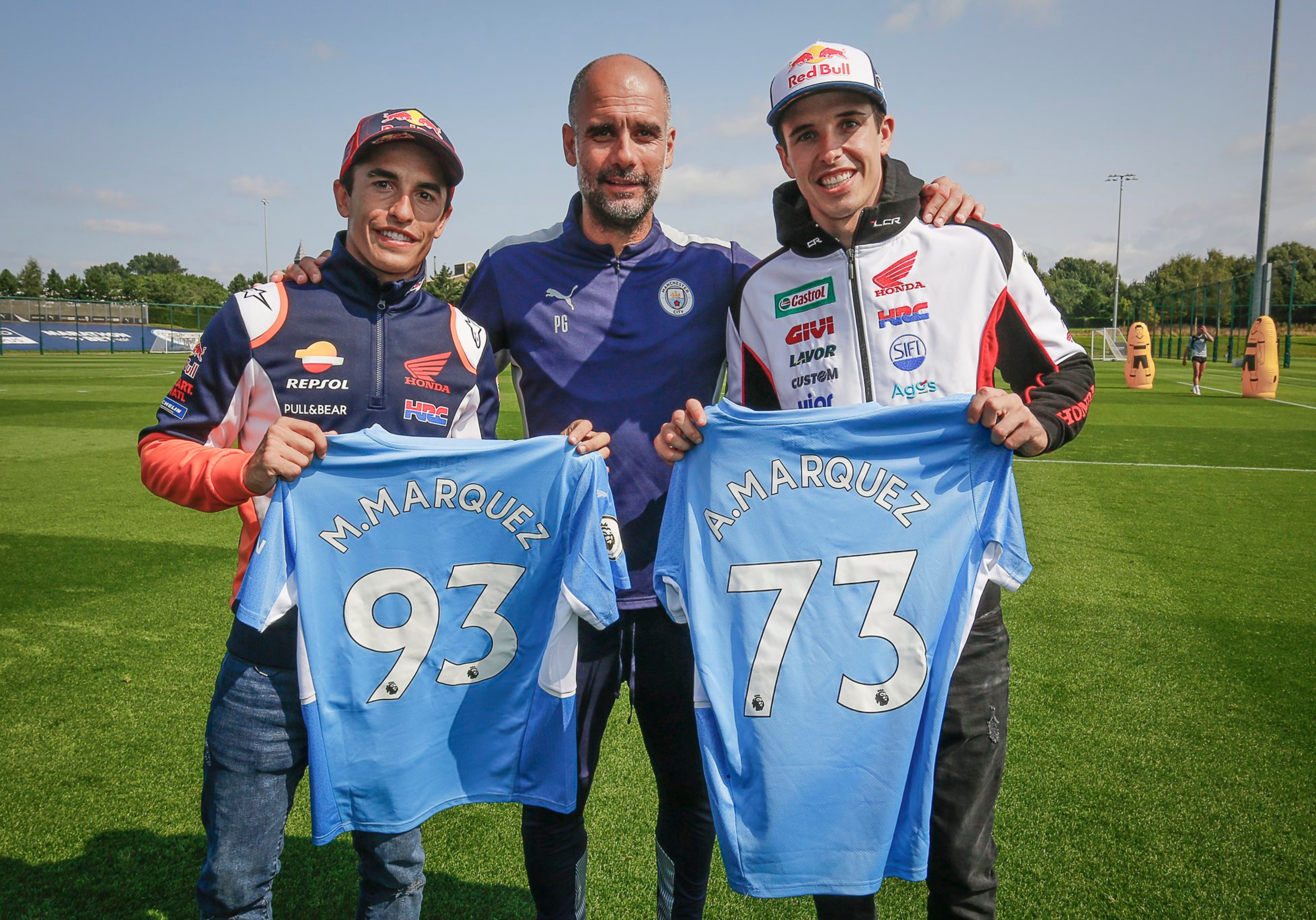 Los hermanos Márquez estuvieron en un entreno del Manchester City y conocieron a jugadores y al entrenador Pep Guardiola. Foto @MotoGP