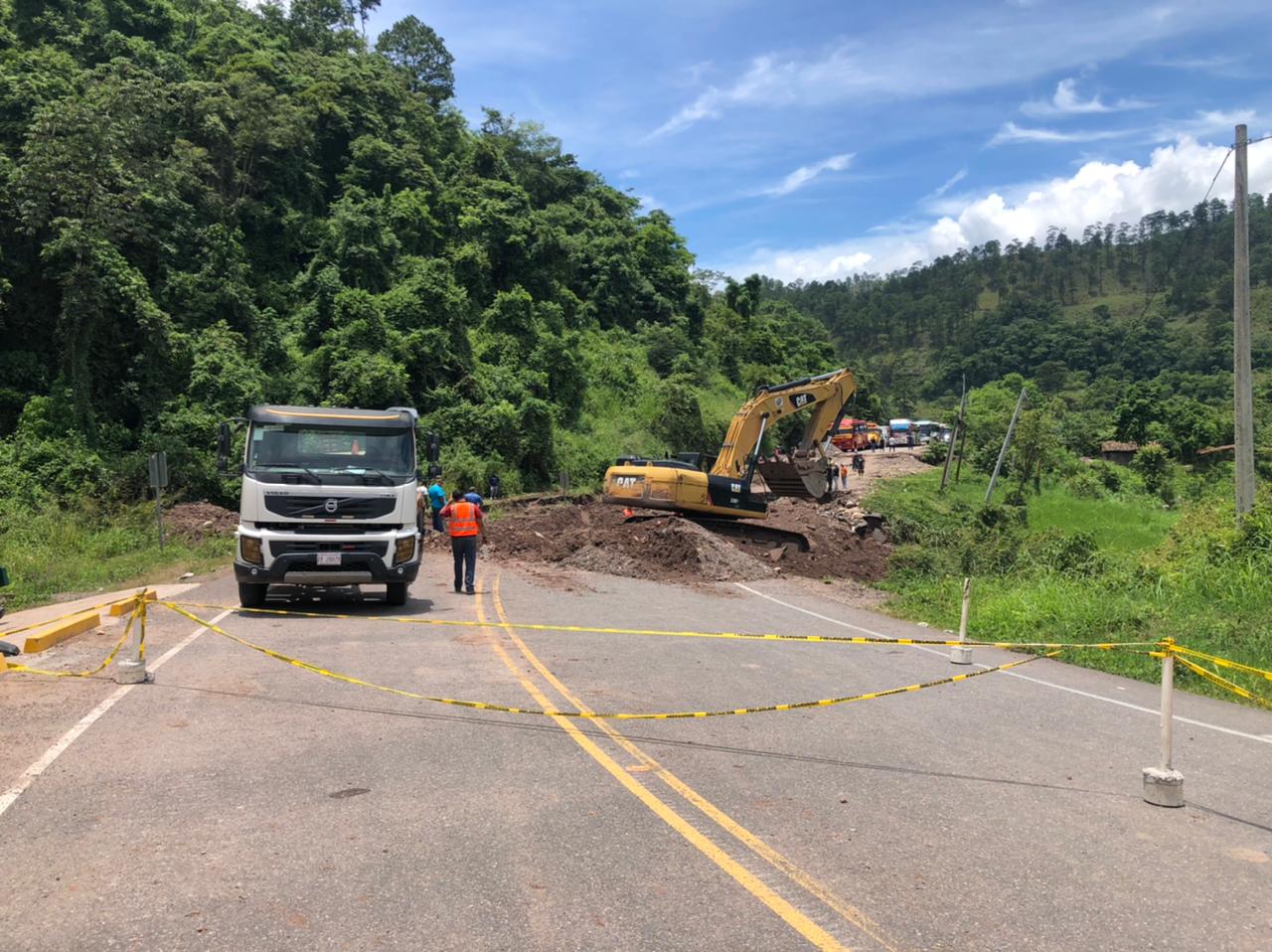 Las autoridades de Honduras reparan un tramo carretero que comunica al Puesto Fronterizo Integrado El Florido. (Foto Prensa Libre: Cortesía Werner Ovalle) 