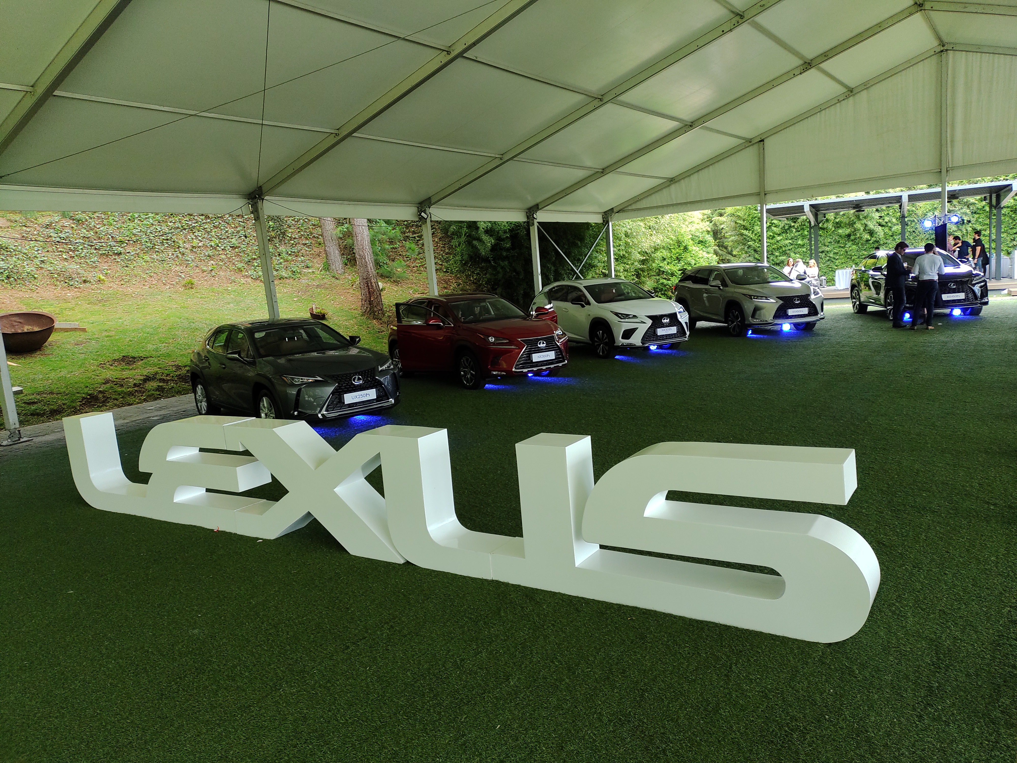 Lexus presentó sus vehículos híbridos autorrecargables, Lexus Hybrid Drive, con los modelos RX450h, RX450hL, NX300h, F- Sport, NX300h y UX250h. Foto Prensa Libre: Norvin Mendoza