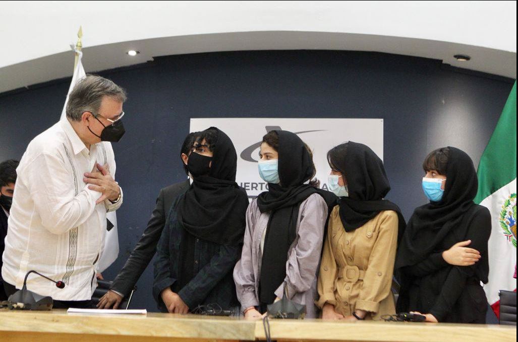 Cuatro de las cinco afganas científicas que solicitaron status humanitario en México, luego de haber sido evacuadas de Afganistán. (Foto Prensa Libre: tomada de la cuenta de Twitter de la Secretaría de Relaciones Exteriores de México)