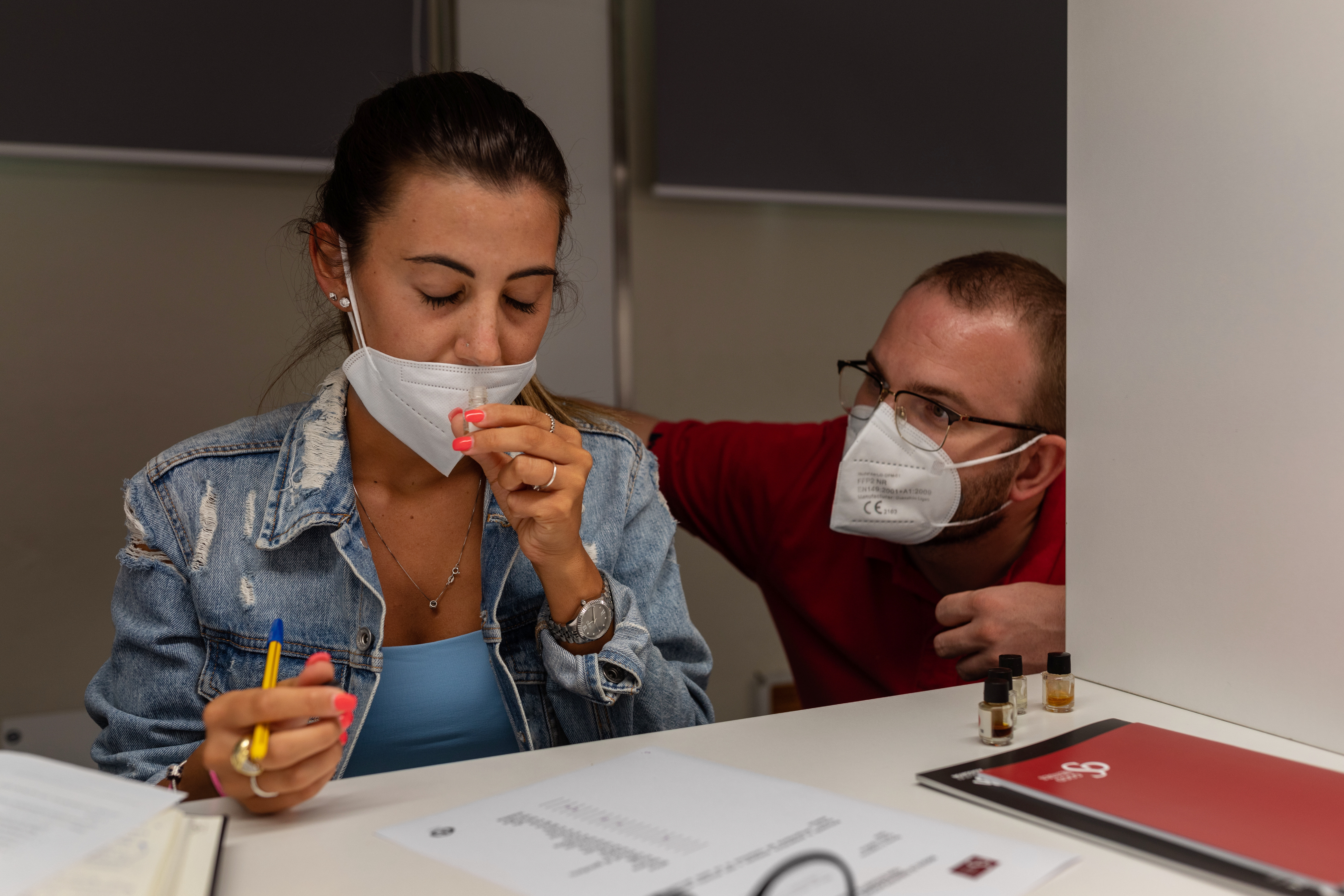 Michele Crippa ayudando a Martina Madaschi a reconocer los olores en un taller terapéutico en julio. (Fabio Bucciarelli/The New York Times)