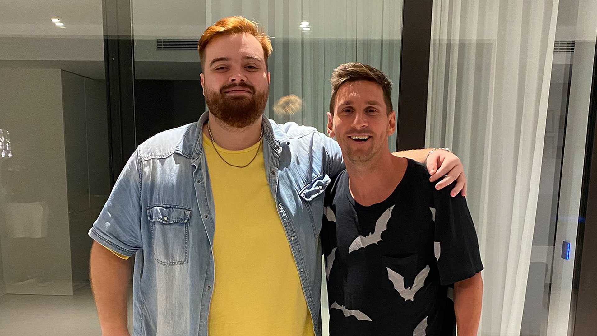 El día que el streamer español Ibai Llanos pensó que iba a comer a un restaurante y terminó en la cena de despedida de Lionel Messi. (Foto Prensa Libre: Ibai Llanos Twitter)