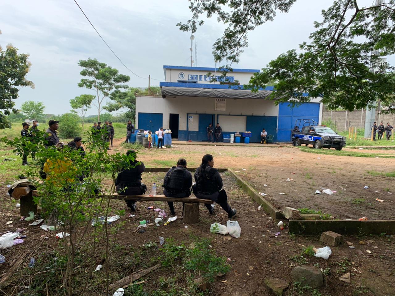 La Policía Nacional Civil resguarda los alrededores de la cárcel El Infiernito, en Escuintla, luego de un motín de reos. (Foto Prensa Libre: Carlos E. Paredes)