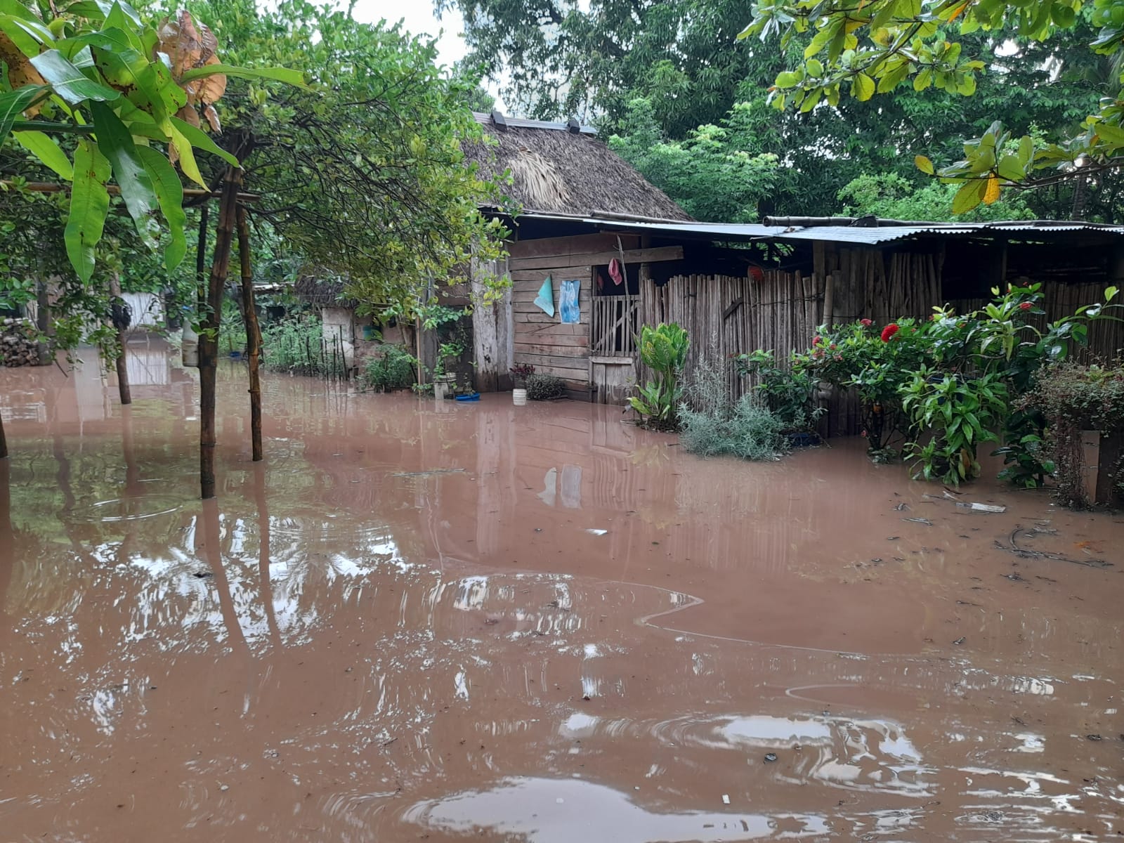 Derrumbes, deslizamientos, hundimientos e inundaciones se registran en el territorio nacional por la lluvia de las últimas horas. (Foto Prensa Libre: Conred)