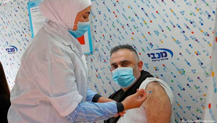 Con el 58% de la población vacunada contra el coronavirus, Israel busca aplicar la tercera dosis a los mayores de 30 años. (Foto Prensa Libre: AFP)