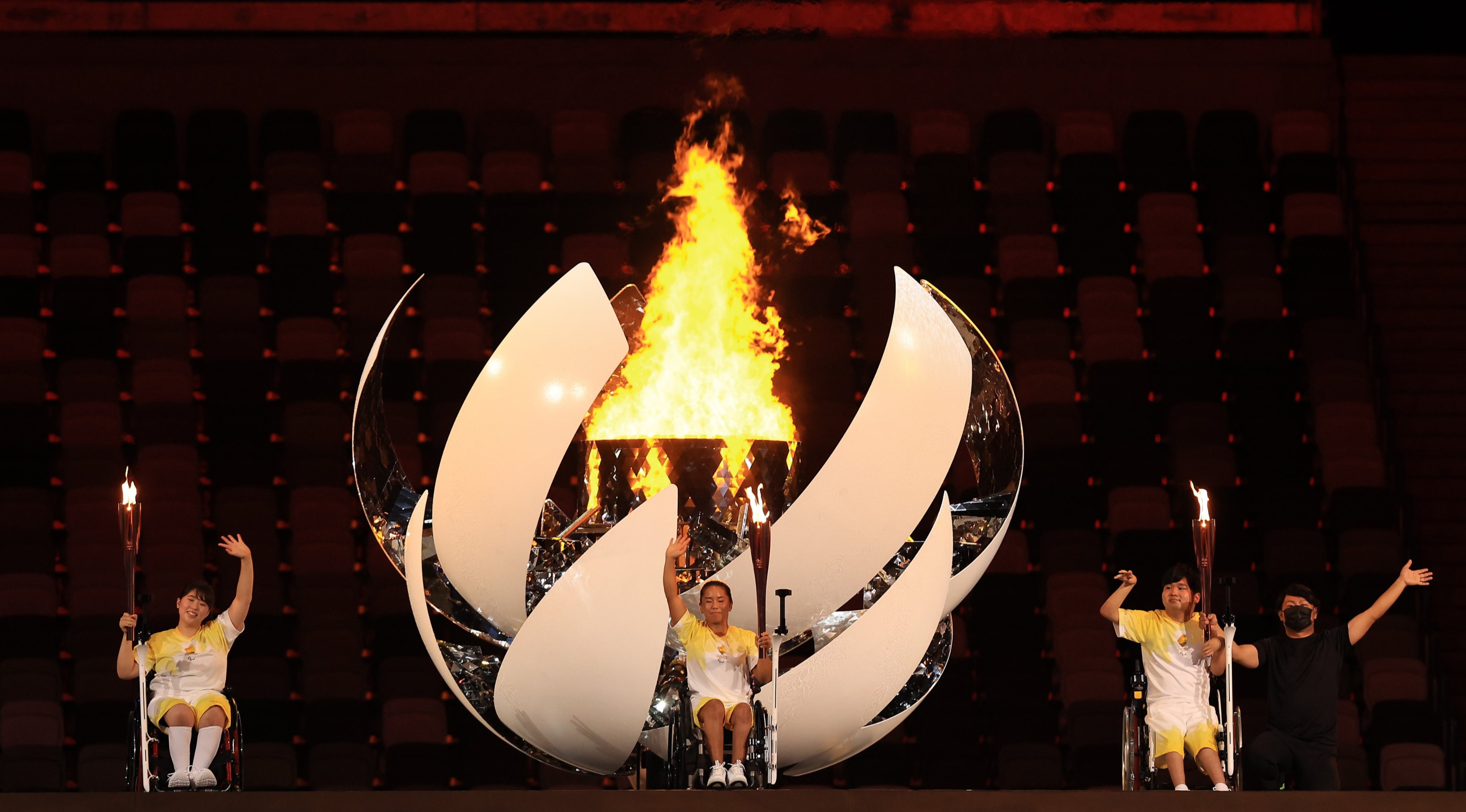 El pebetero Paralímpico de Tokio 2020 está encendido. Los japoneses Kamiji Yui, Uchida Shunsuke y Morisaki Karin completaron el viaje de la llama Paralímpica. Foto @Tokyo2020es
