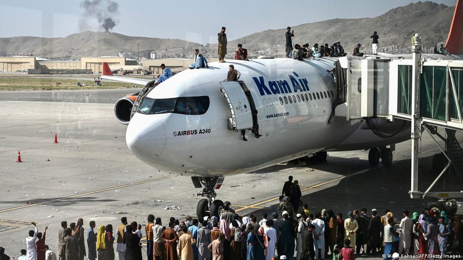 Las evacuaciones de miles de personas desde el aeropuerto de Kabul, Afganistán, resultaron interrumpidas por ataques con explosivos. (Foto Prensa Libre: AFP)
