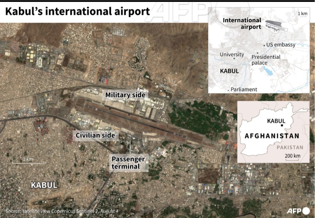 Autoridades estadounidenses investigan las consecuencias de una explosión en cercanías del aeropuerto de Kabul, Afganistán. (Foto Prensa Libre: AFP)