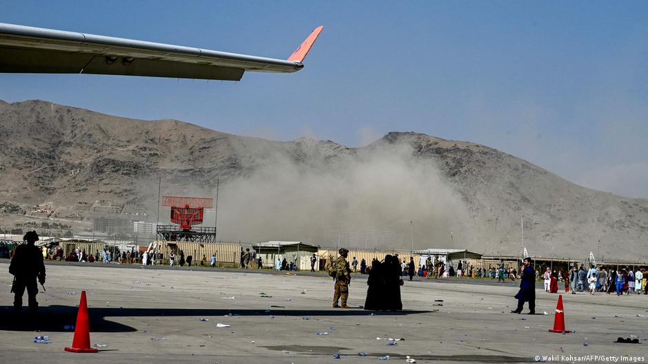 AFP precisa que la polvareda que se observa en la imagen fue generada por un helicóptero militar estadounidense. (Foto Prensa Libre: AFP)