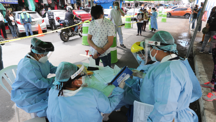 Los laboratorios mviles recorrern los mercados de la ciudad de Guatemala para realizar prueba de COVID 19 en la imagen varias personas se hacen fila para dar sus datos y hacerse la prueba esto en el Mercado el Guarda zona 11. Fotografa. Erick Avila: 13/01/2021