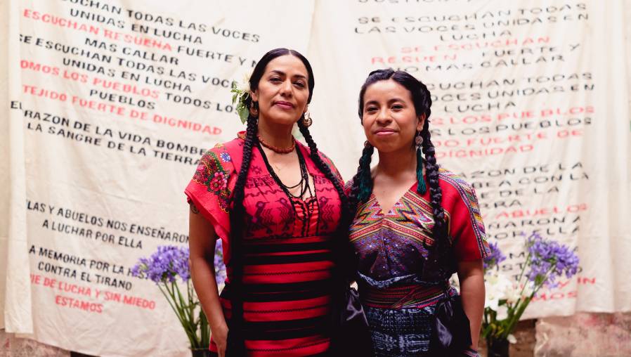 Lila Downs y Sara Curruchich  unen sus voces para dar vida a un canto de fuerza y libertad.. (Foto Prensa Libre: Cortesía Sara Curruchich)
