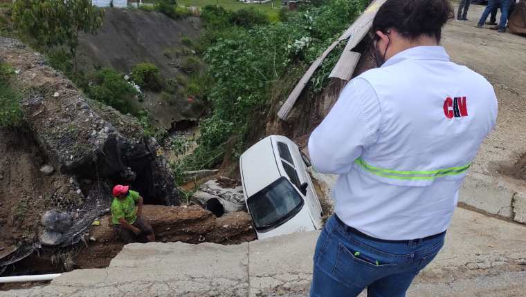 En el kilómetro 26 ruta a Jardines del Quetzal en San Raymundo, Ciudad Quetzal, San Juan Sacatepéquez, Guatemala, se registró un hundimiento. (Foto Prensa Libre: Conred) 
