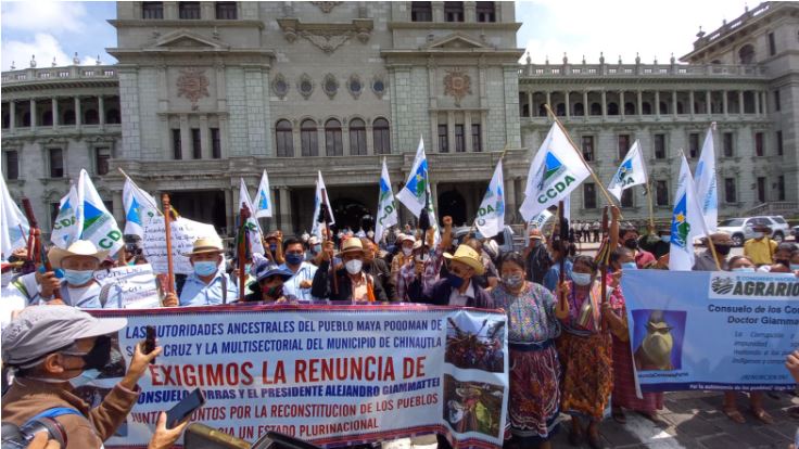 Autoridades ancestrales manifiestan contra el gobierno en la Plaza de la Constitución. (Foto Prensa Libre: La Red)