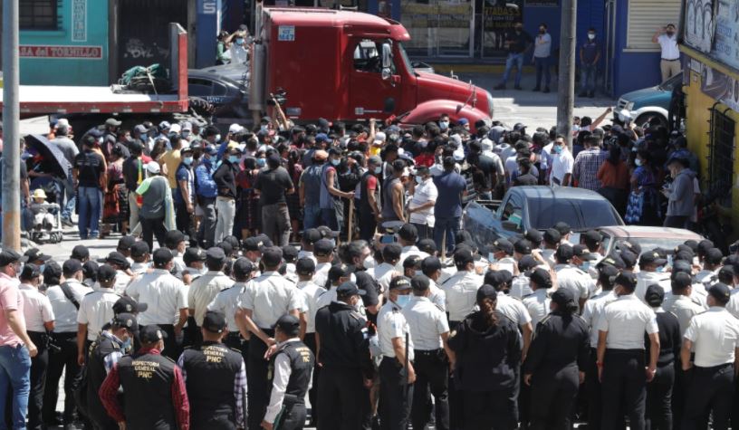 Supuestos vendedores de La Terminal llegan a manifestación en la Calle Martí con la intención de impedir manifestación. (Foto Prensa Libre: Esbin García)