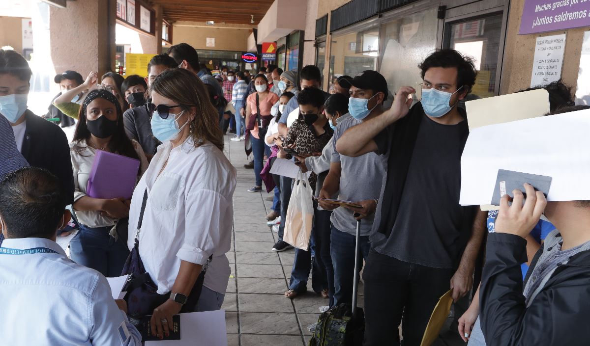 Largas filas en el centro de emisión de pasaporte en la Ciudad de Guatemala. (Foto: Hemeroteca PL)