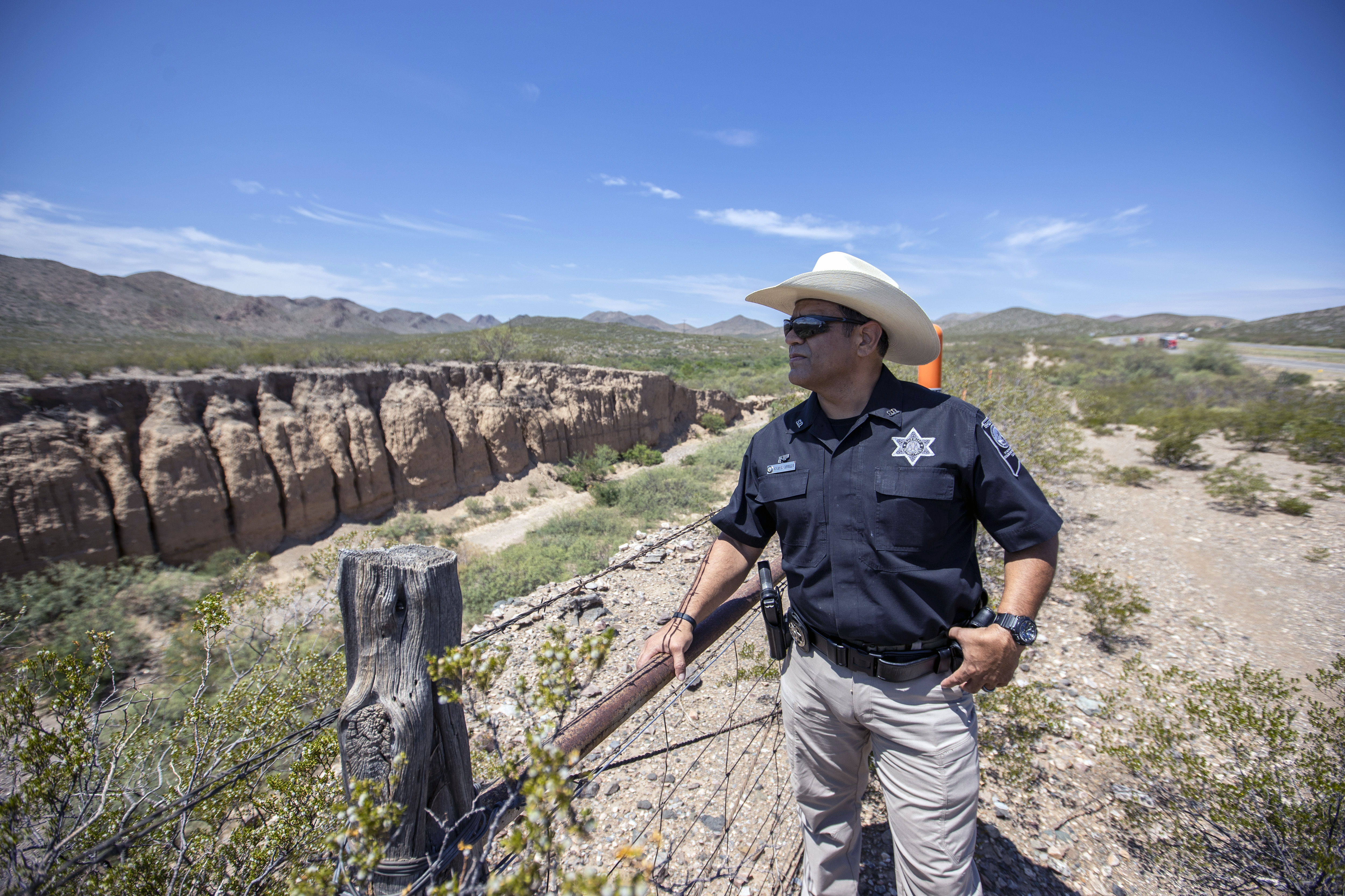 El sheriff Oscar Carrillo del condado de Culberson observa el paisaje desértico cerca de la Interestatal 10, arriba a la derecha, en Van Horn, Texas, el 10 de agosto de 2021. (Ivan Pierre Aguirre/The New York Times)