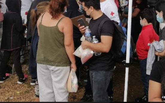 Migrantes deportados reciben ayuda humanitario en El Ceibo. (Foto Prensa Libre: Cortesía del Instituto Guatemalteco de Migración)