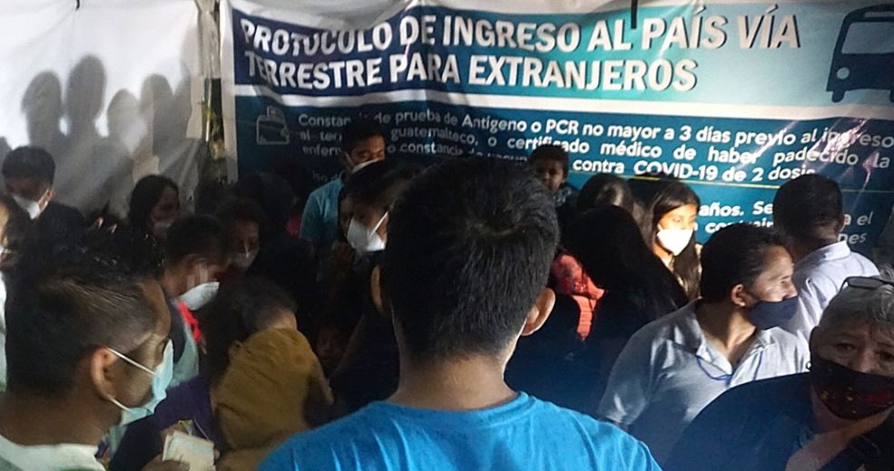 Migrantes deportados de EE. UU. en plan de expulsiones rápidas son trasladados en buses a la frontera México-Guatemala