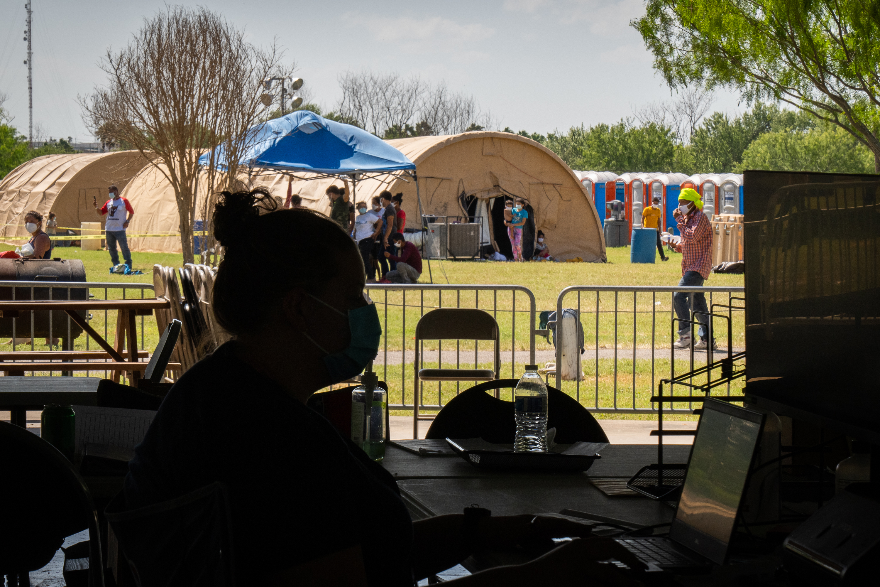 Los migrantes que dieron positivo al coronavirus son puestos en cuarentena en el parque Anzalduas en Mission, Texas, el domingo 8 de agosto de 2021. (Foto Prensa Libre: Sarahbeth Maney / The New York Times)