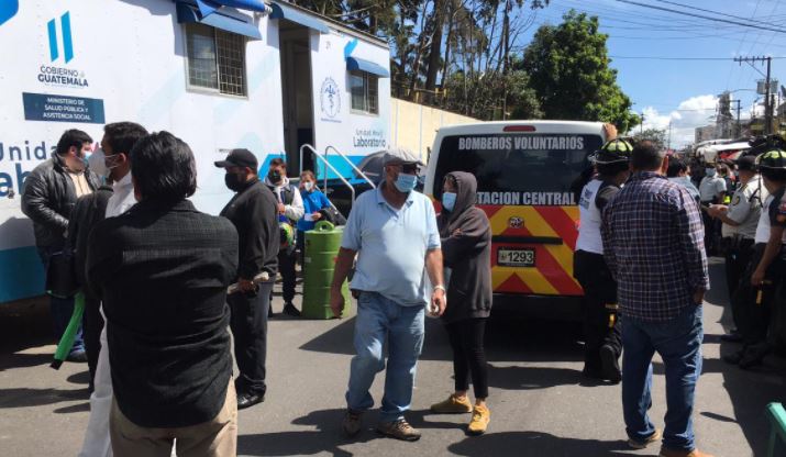 Hombre fallece mientras esperaba resultado de prueba de covid-19 en laboratorio móvil