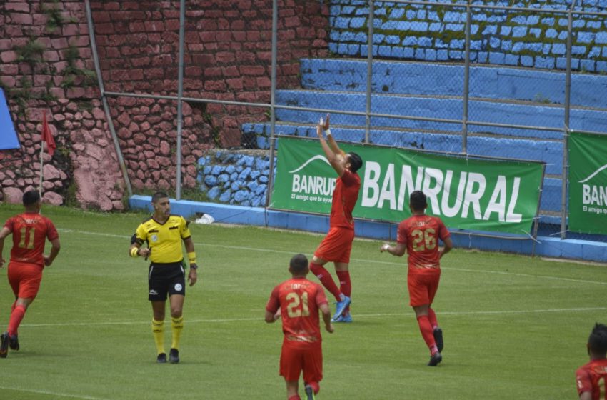 José Carlos Martínez festeja uno de los dos goles que le anotó a Iztapa en la fecha 4 del Apertura 2021. (Foto Prensa Libre: Futboleros GT)