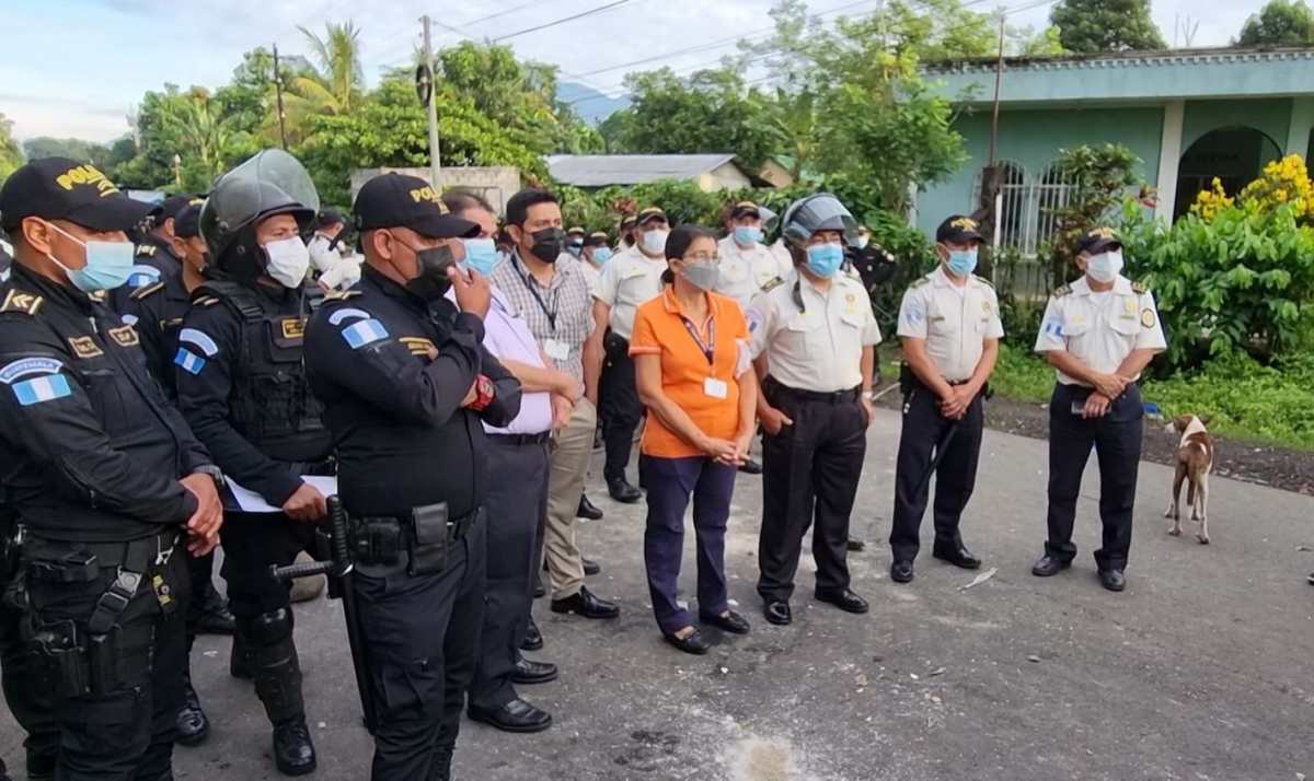 Enfrentamiento entre pobladores y PNC deja nueve agentes heridos y varios daños en San Antonio Suchitepéquez