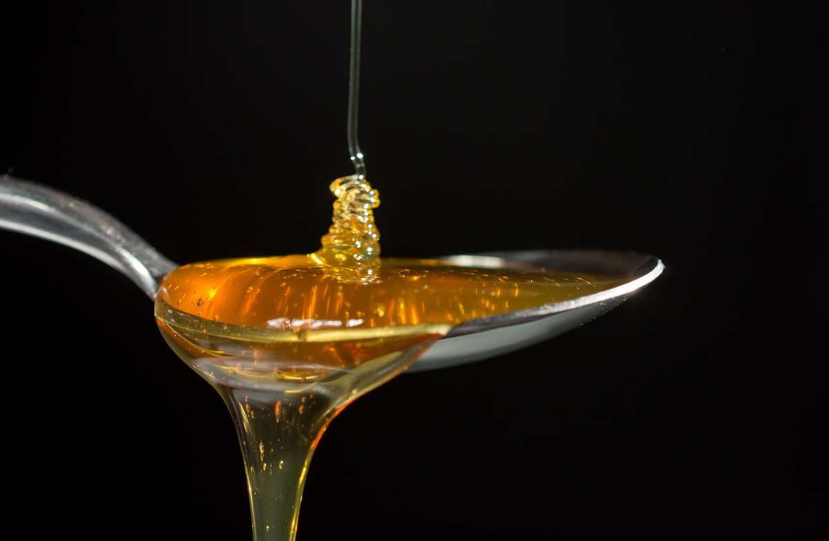 Al igual que muchas tendencias de las redes sociales, comer miel congelada Ñ una tendencia de TikTok que ha cosechado alrededor de 900 millones de visitas Ñ viene con riesgos, dijeron los expertos en salud.